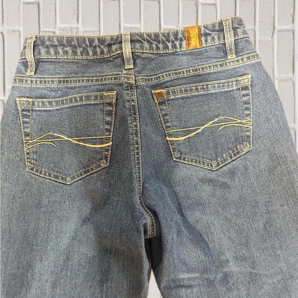 Wrangler Aura Women’s Jeans Sz 4 Mid Rise Straight Leg Blue Denim Stretch 30x30 - Picture 2 of 6